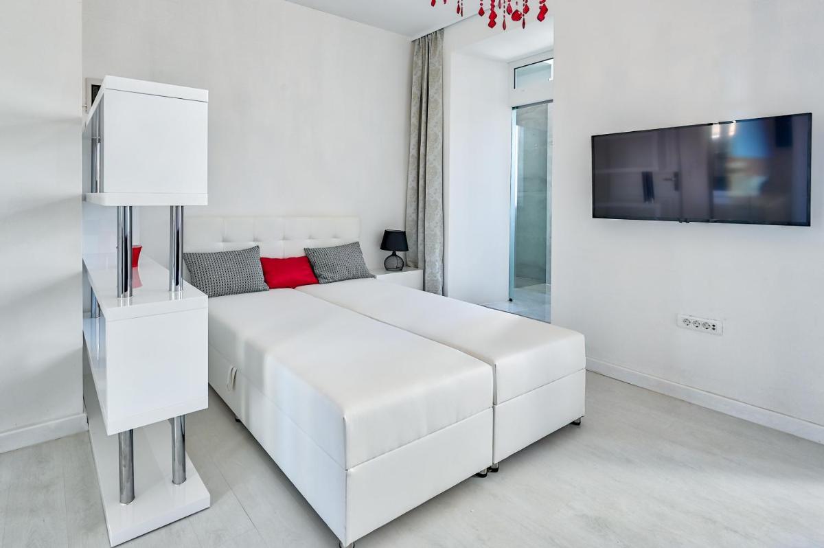 Collins Amethyst Center - Housity