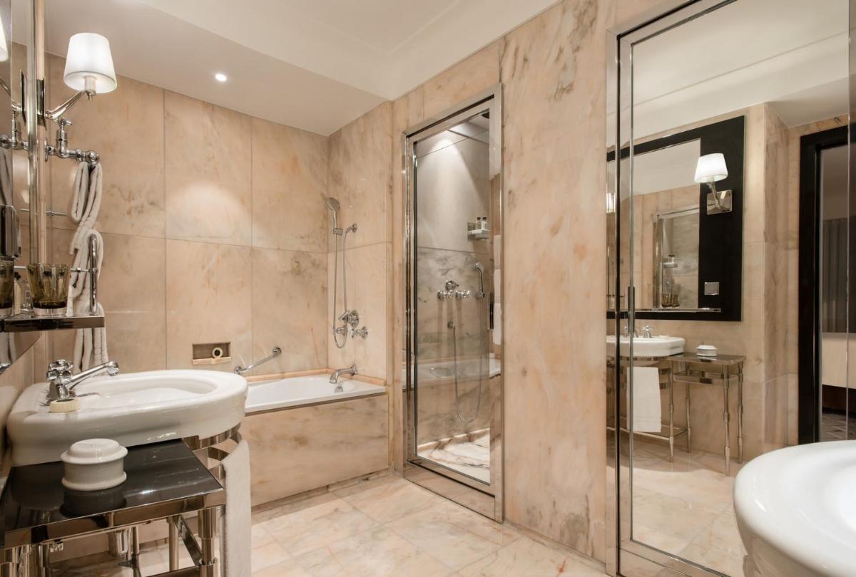 Uma casa de banho em Four Seasons Hotel Ritz Lisbon