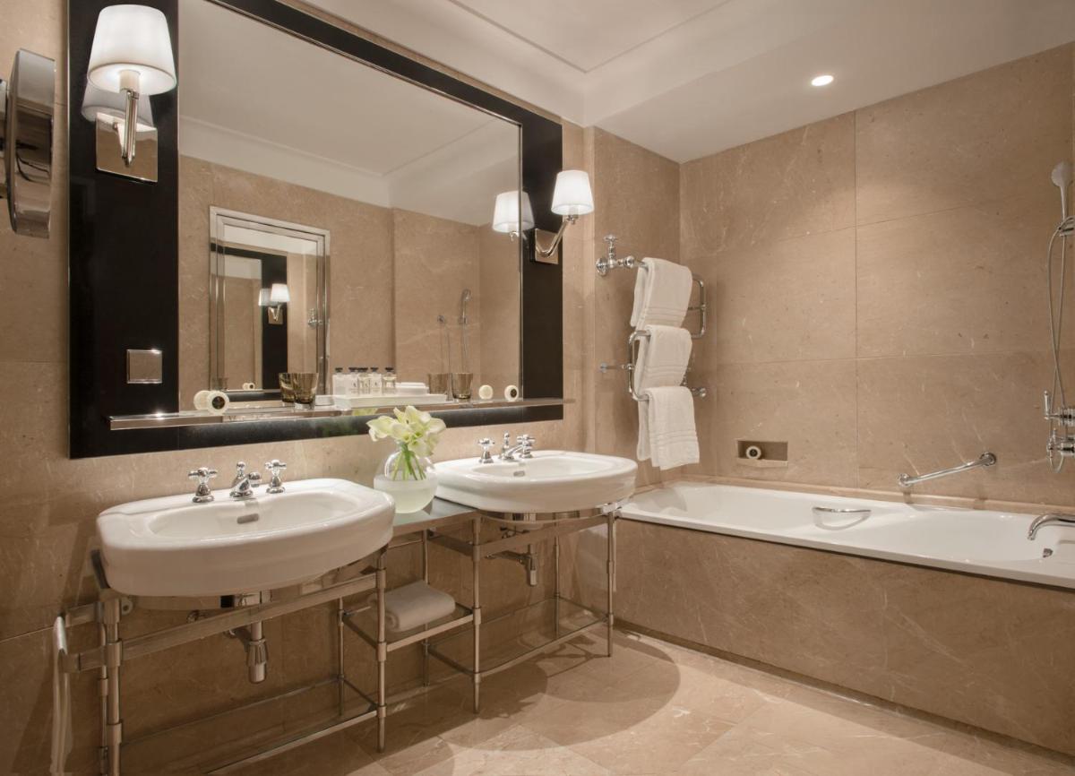 Uma casa de banho em Four Seasons Hotel Ritz Lisbon
