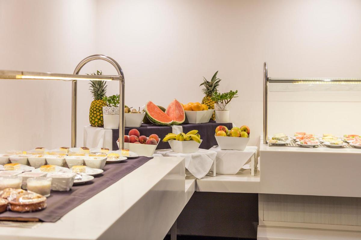 Comida en o cerca de este hotel