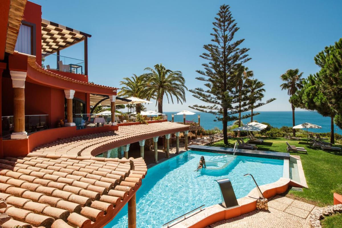 um resort com uma piscina com vista para o oceano em Boutique Hotel Vivenda Miranda em Lagos