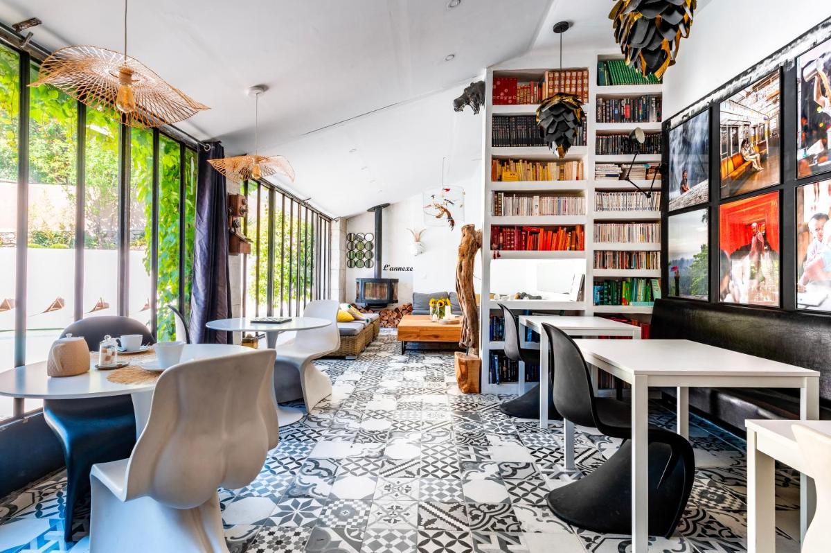 une chambre avec des tables, des chaises et des étagères dans l'établissement DODO etc, à Nyons