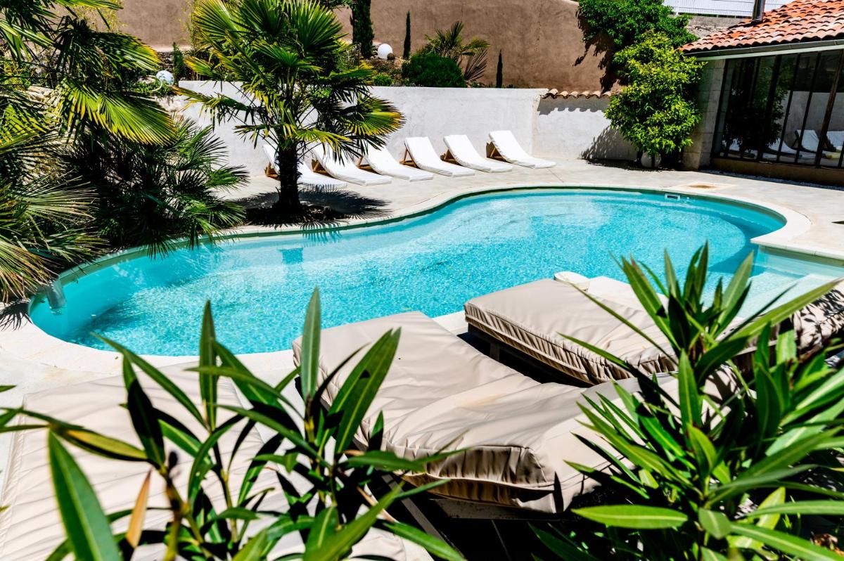 - une piscine dans un jardin avec des chaises longues et des arbres dans l'établissement DODO etc, à Nyons