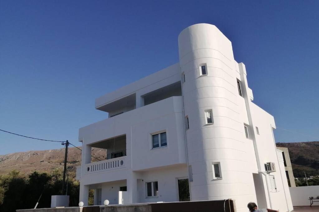 Suitetrails - White Dome Apartment