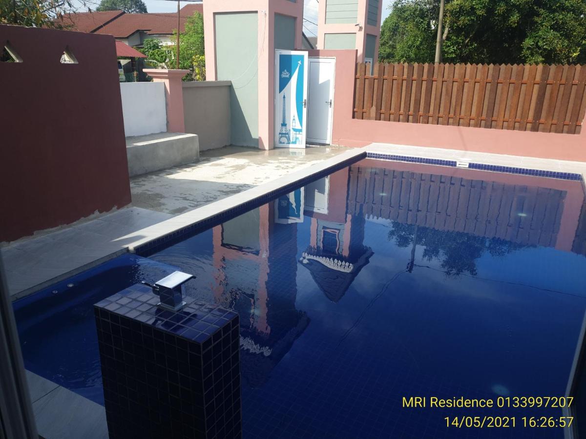 MRI Residence - Homestay in Sg Buloh with Swimming Pool - No Pork&Alcohol Allowed - Housity