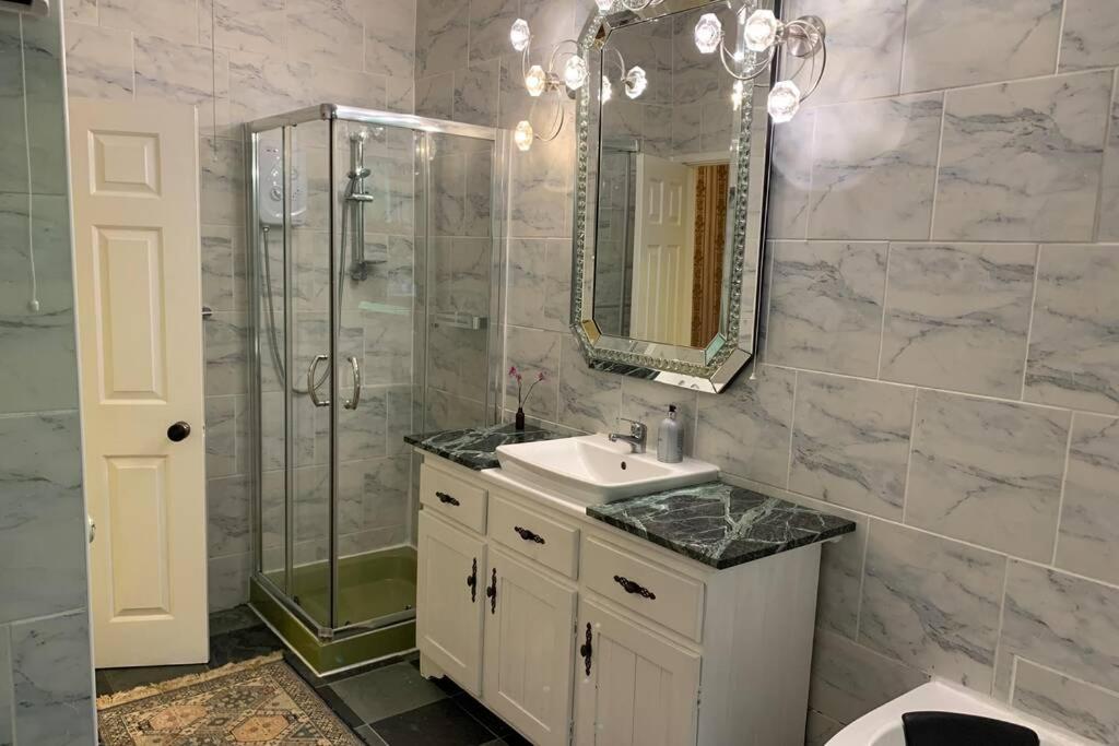 Luxurious Apartment in Historic Mansion - Sleeps 7 - Housity