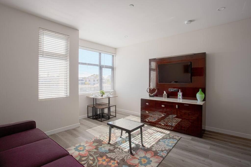 Luxurious Design One Bedroom Apt near Balboa Park - Housity
