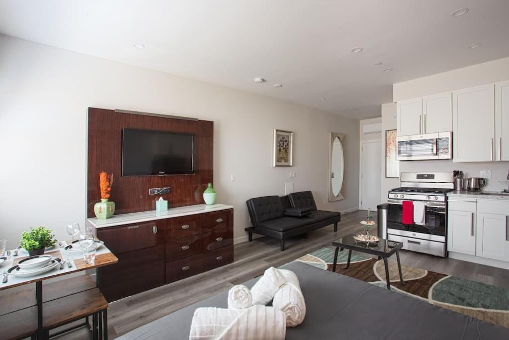 Lovely Studio w Full Kitchen in Heart of San Diego - Housity