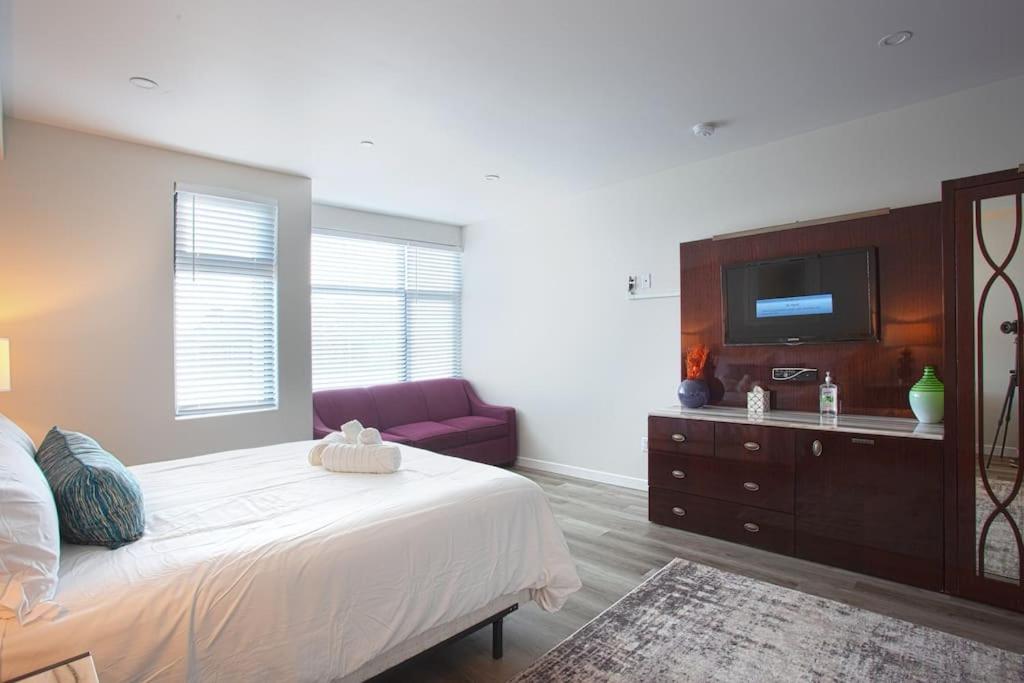 Luxurious Studio in Heart of San Diego w Cali King - Housity