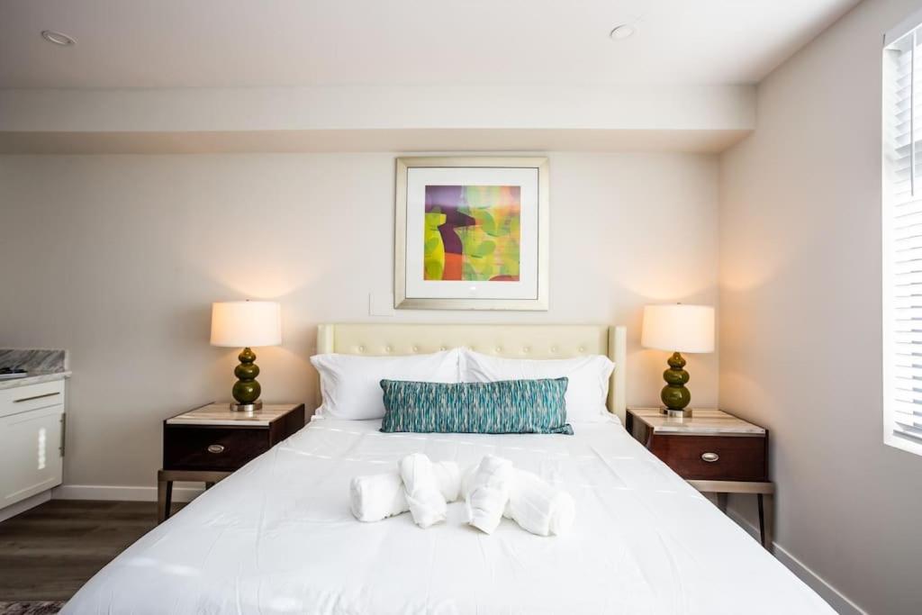 Luxurious Studio in Heart of San Diego w Cali King - Housity