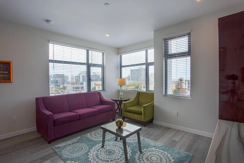 One Bedroom Apartment with San Diego Downtown View - Housity