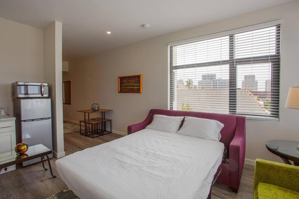 One Bedroom Apartment with San Diego Downtown View - Housity