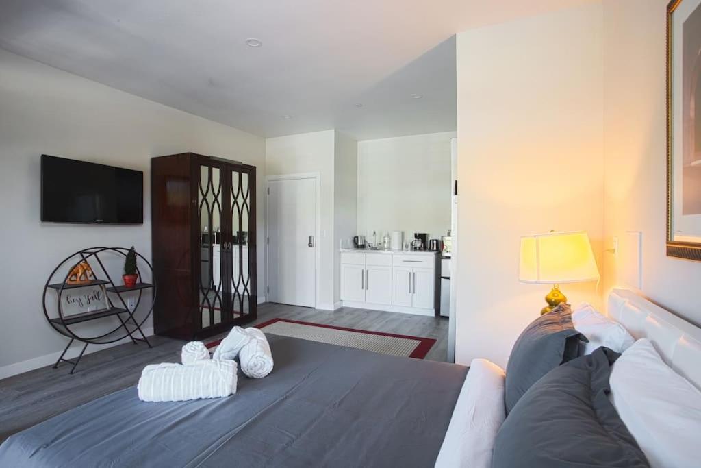 Spacious Studio with Incredible Balboa Park View - Housity