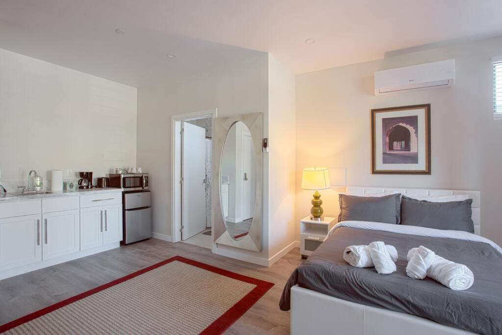 Spacious Studio with Incredible Balboa Park View - Housity