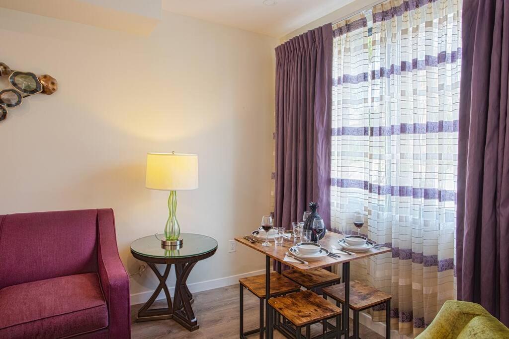 Luxurious One Bedroom Suite with Balboa Park View - Housity