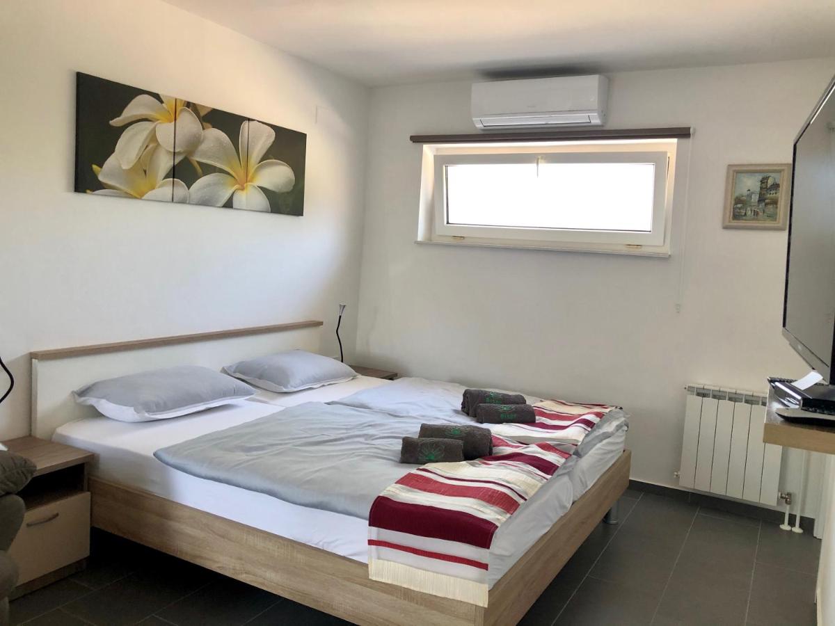 Studio Apartmani BISER 1, 2, 3 Deluxe - Housity