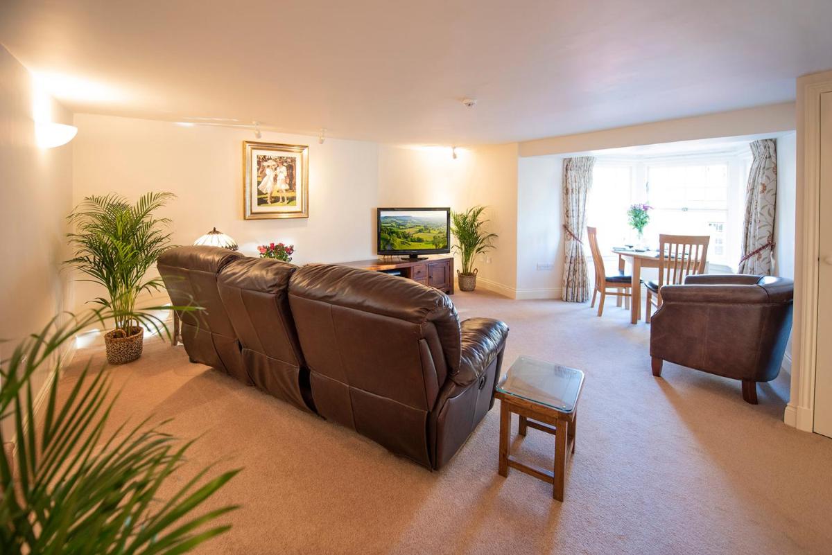 Oberon River View Apartment - Housity