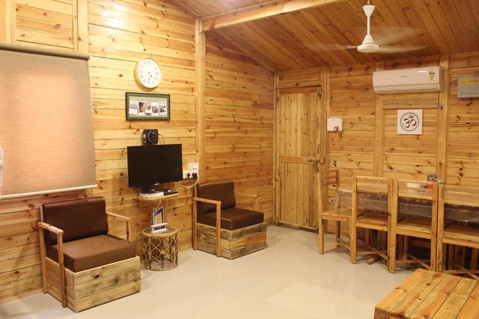 TP FarmVille 3BHK All meals Included - Housity