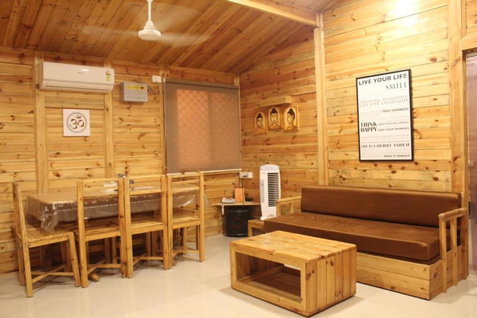 TP FarmVille 3BHK All meals Included - Housity
