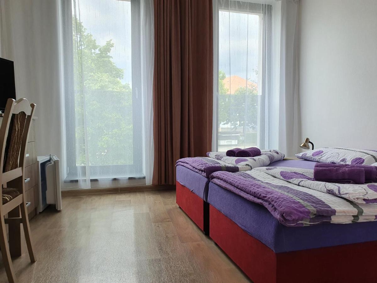 HOTELOVÉ UBYTOVÁNÍ U RADNICE - Housity