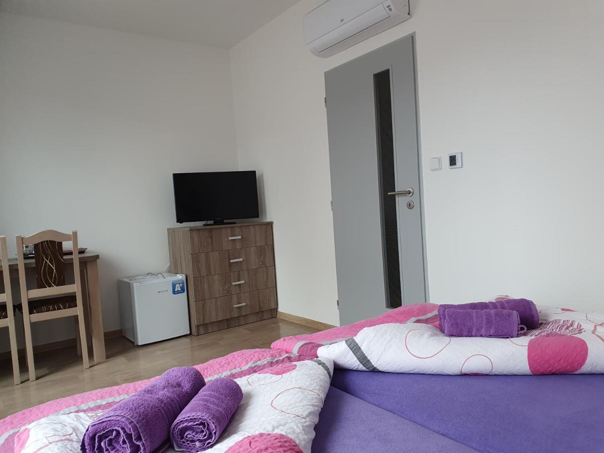 HOTELOVÉ UBYTOVÁNÍ U RADNICE - Housity