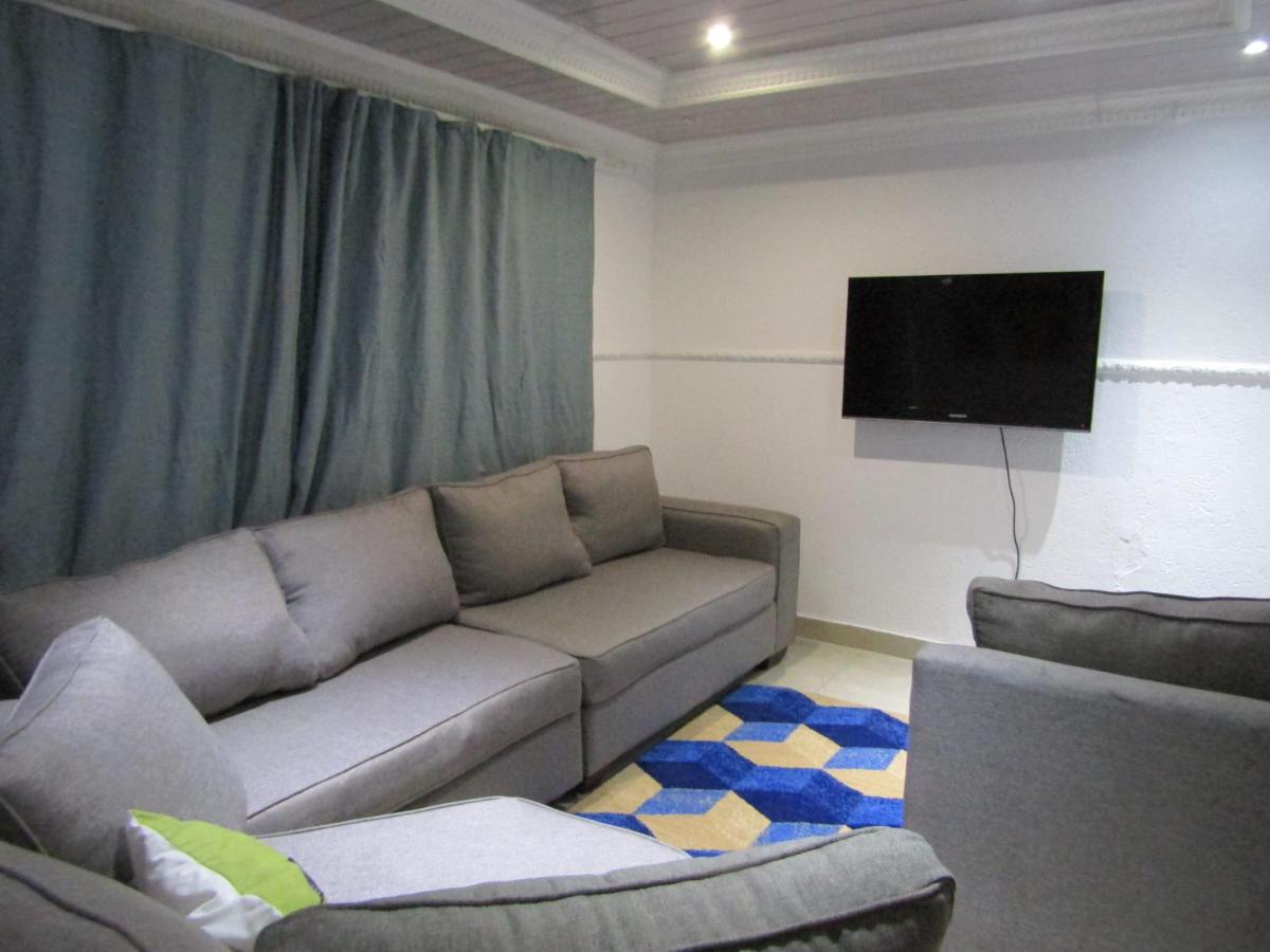 Phomolong Guest House Soweto - Housity