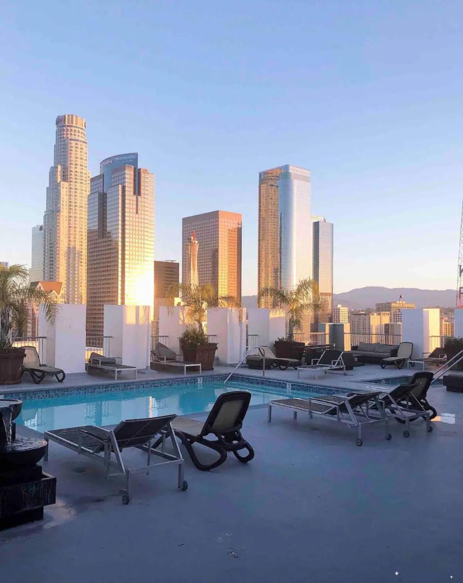 Huge Downtown LA Loft with Rooftop Pool & Jacuzzi - Housity