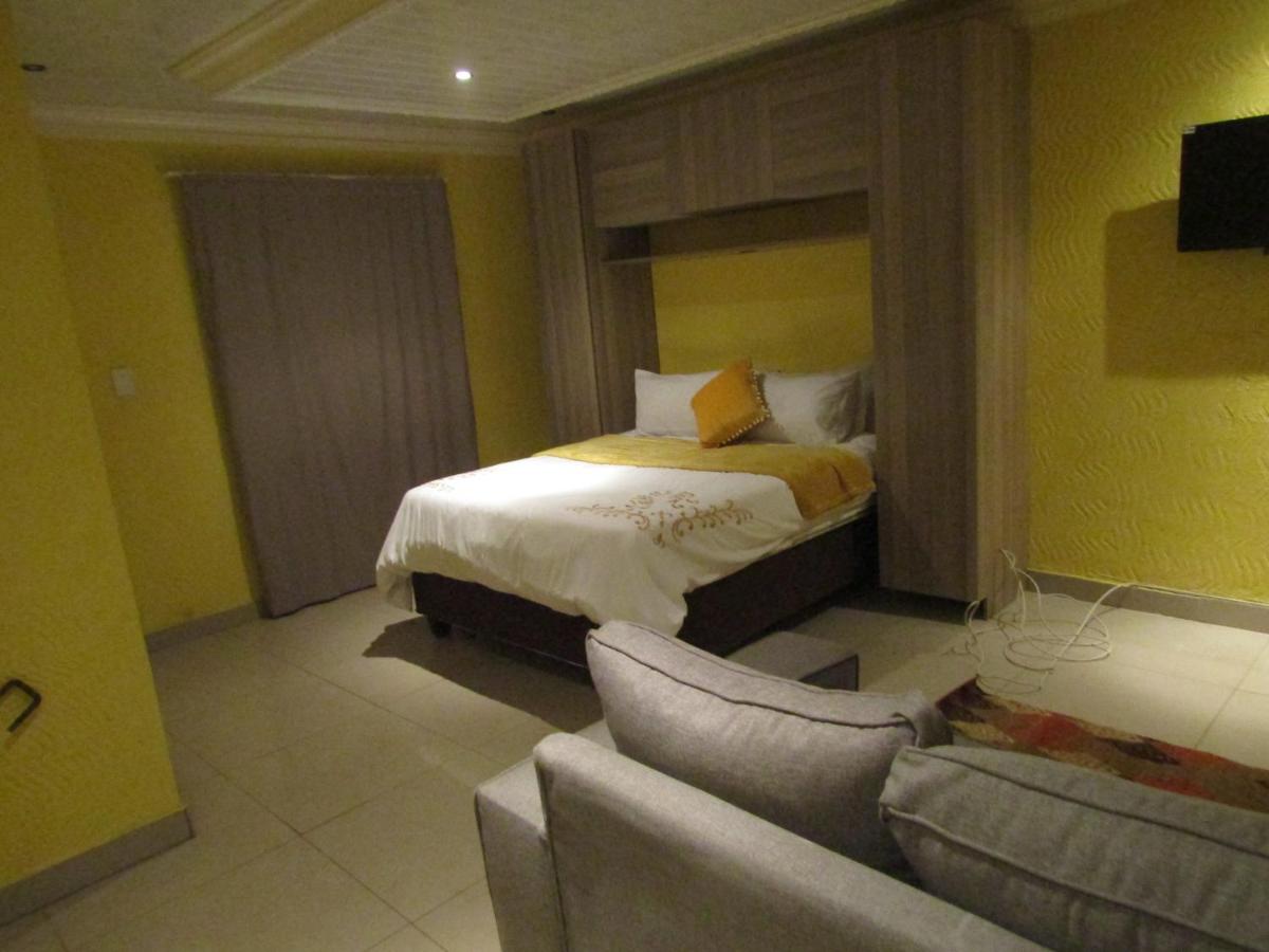 Phomolong Guest House Soweto - Housity