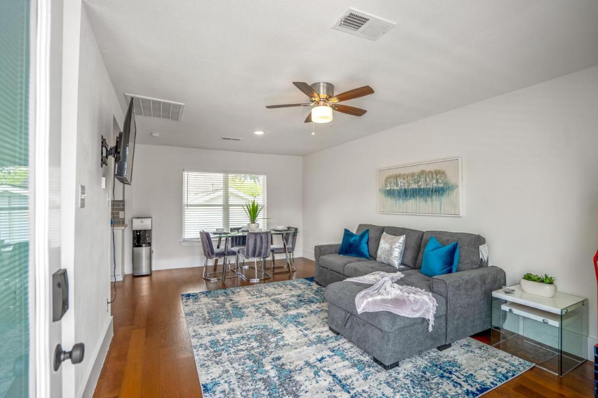 Universal Apartment at East Downtown - Housity