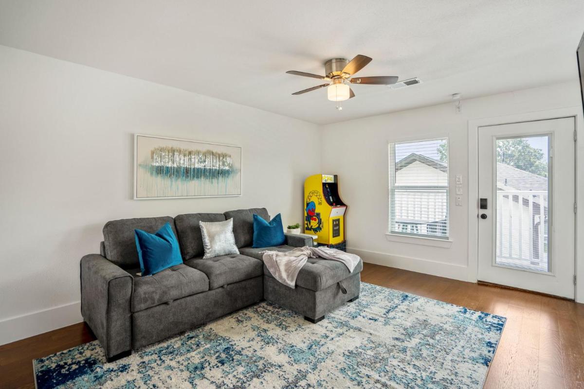 Universal Apartment at East Downtown - Housity