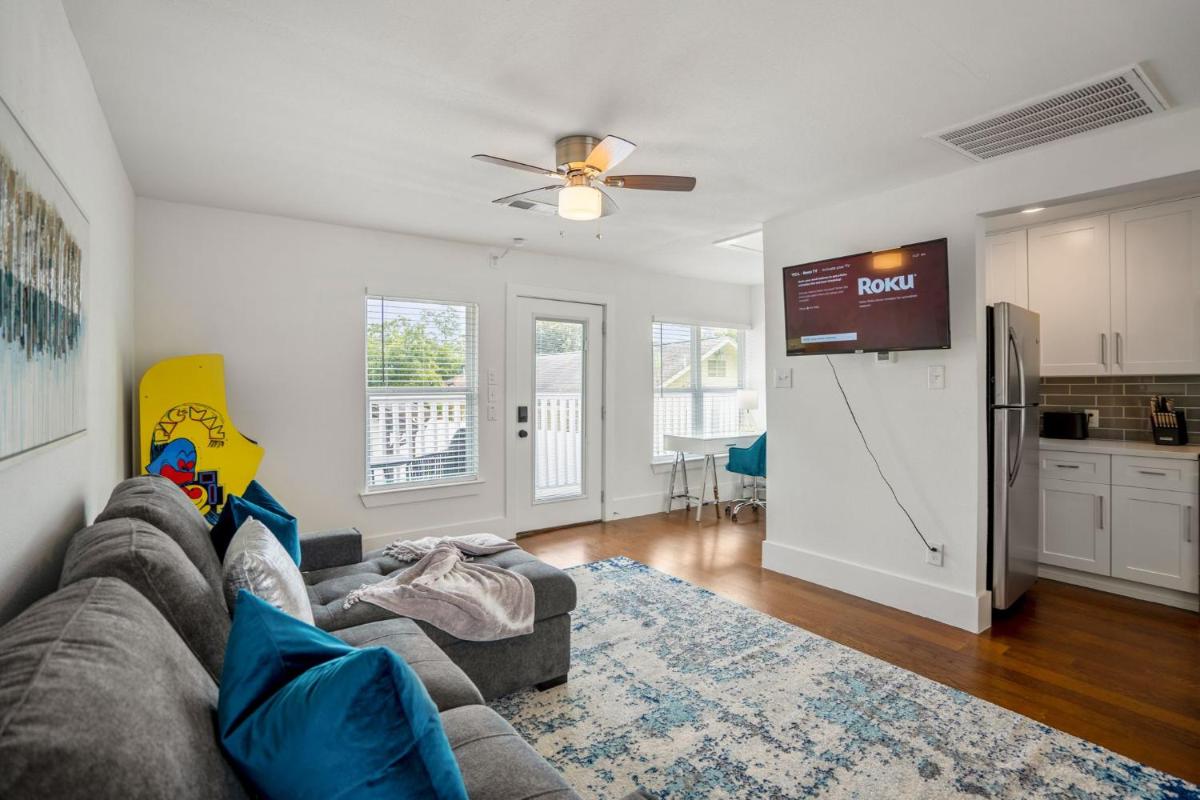 Universal Apartment at East Downtown - Housity