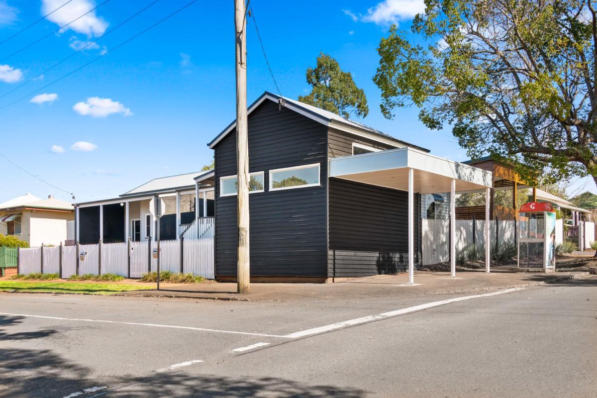 Bluestone Cottages - The Shop - Housity