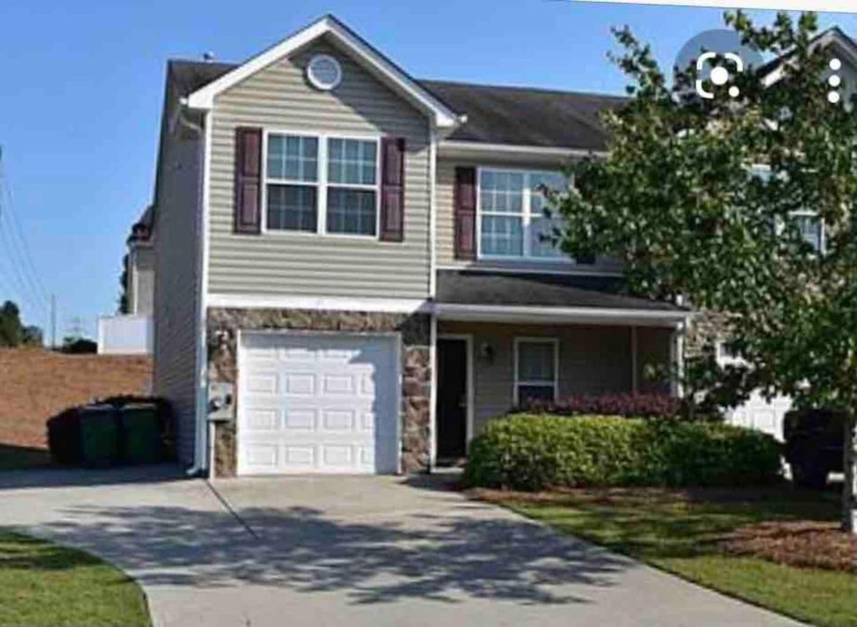 Spacious & comfy home in ultra-convenient location - Housity