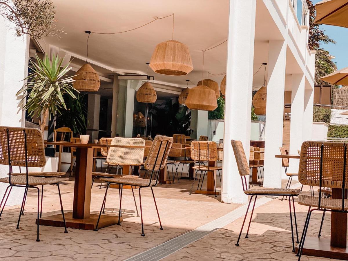 Un restaurante o sitio para comer en Portomar Apartments - 4-Star Superior Hotel