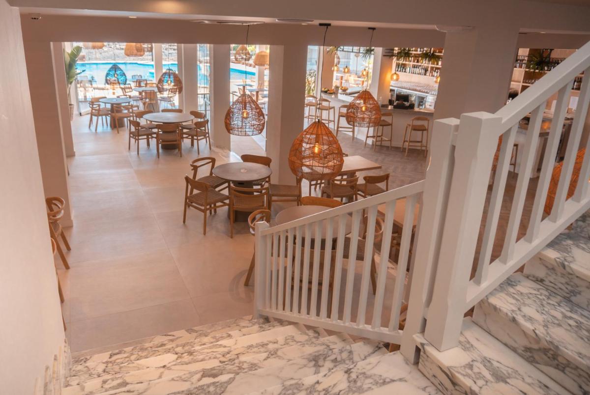 Un restaurante o sitio para comer en Portomar Apartments - 4-Star Superior Hotel