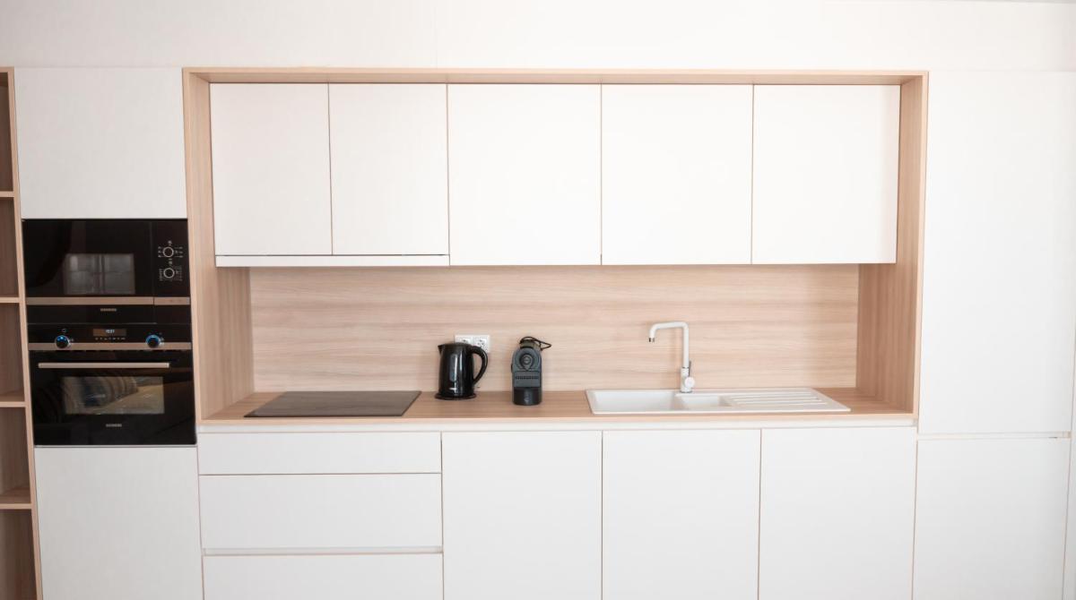 Una cocina o zona de cocina en Portomar Apartments - 4-Star Superior Hotel