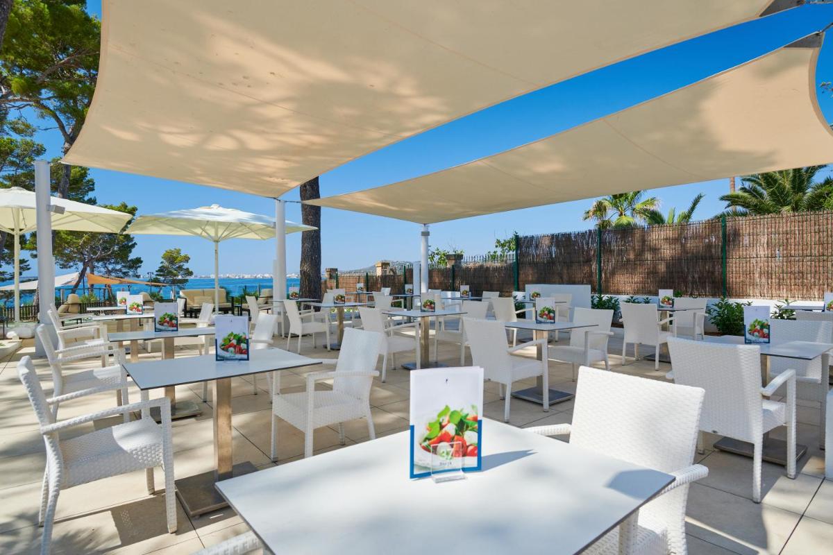 Un restaurante o sitio para comer en Hipotels Eurotel Punta Rotja Spa-Golf