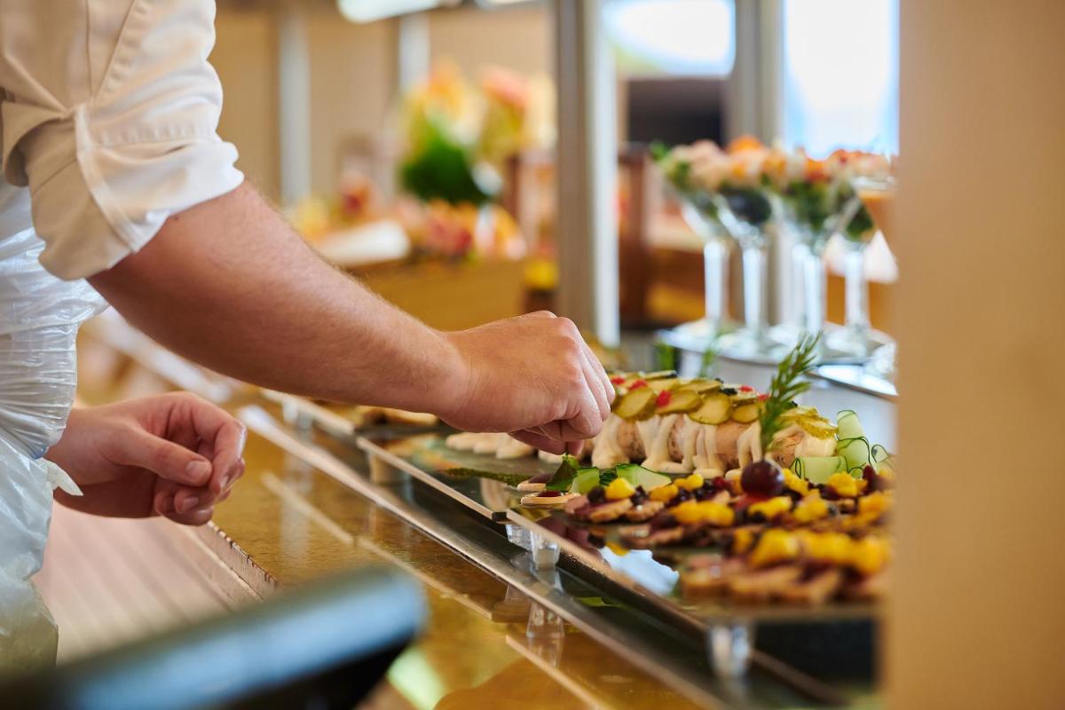 Comida en o cerca de este hotel