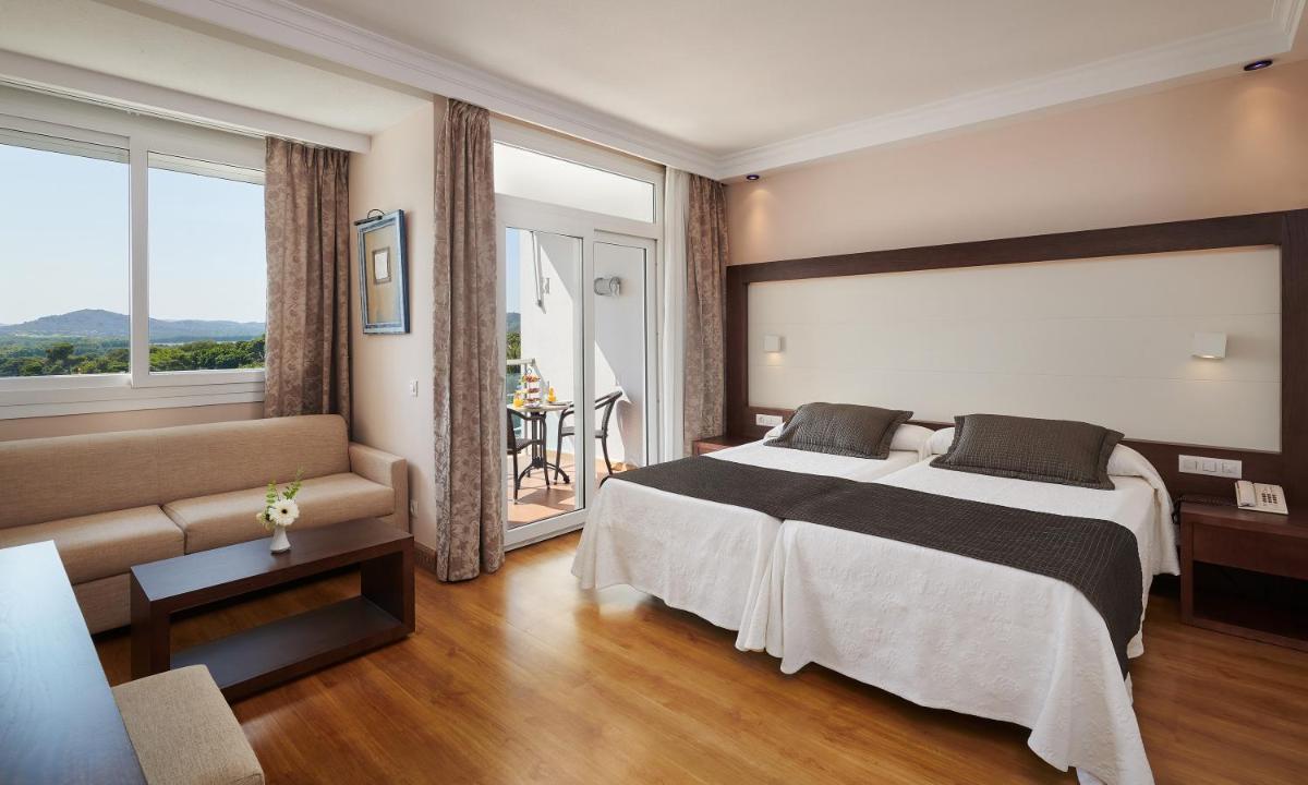 Cama o camas de una habitación en Hipotels Eurotel Punta Rotja Spa-Golf