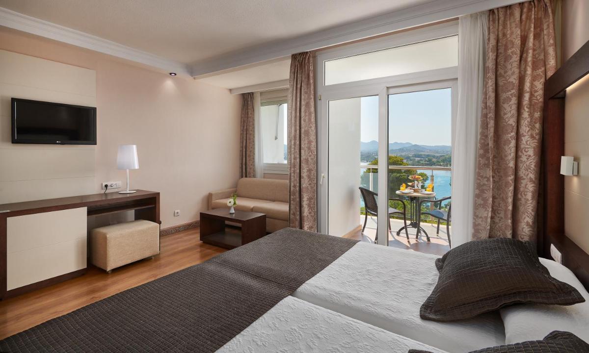 Cama o camas de una habitación en Hipotels Eurotel Punta Rotja Spa-Golf