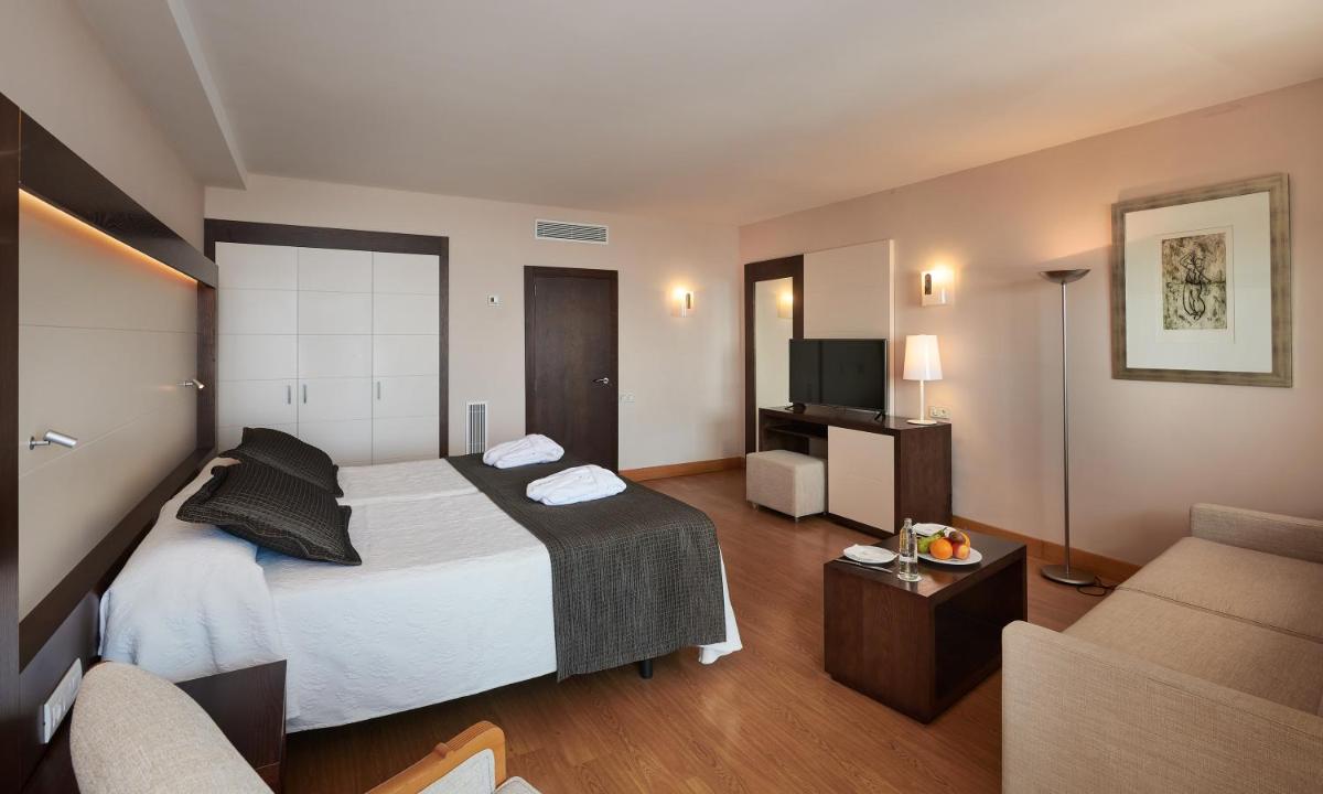 Cama o camas de una habitación en Hipotels Eurotel Punta Rotja Spa-Golf