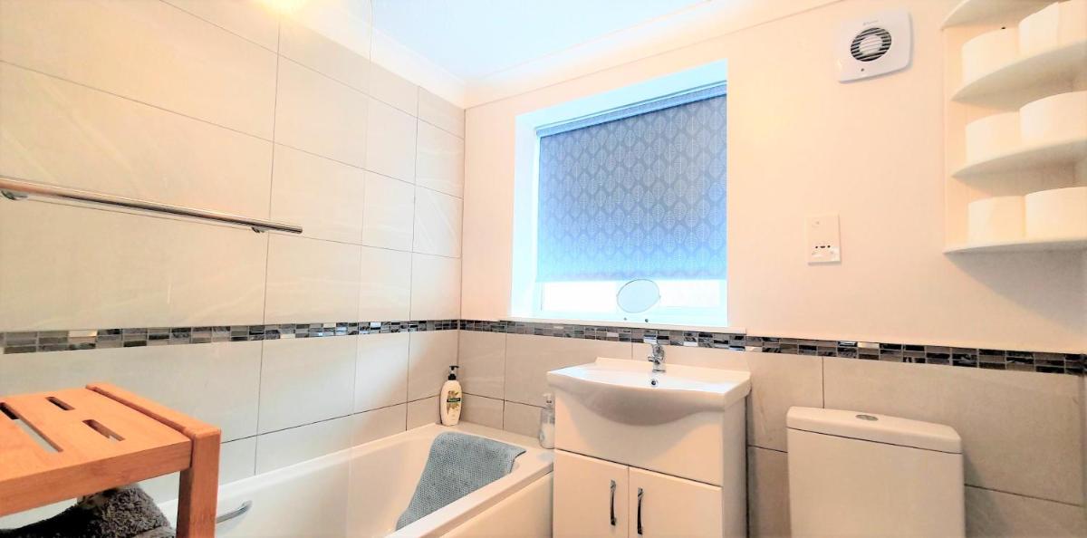 Comfortable Victorian 3 bedroom semi-detached house with fast Wi-Fi - Housity