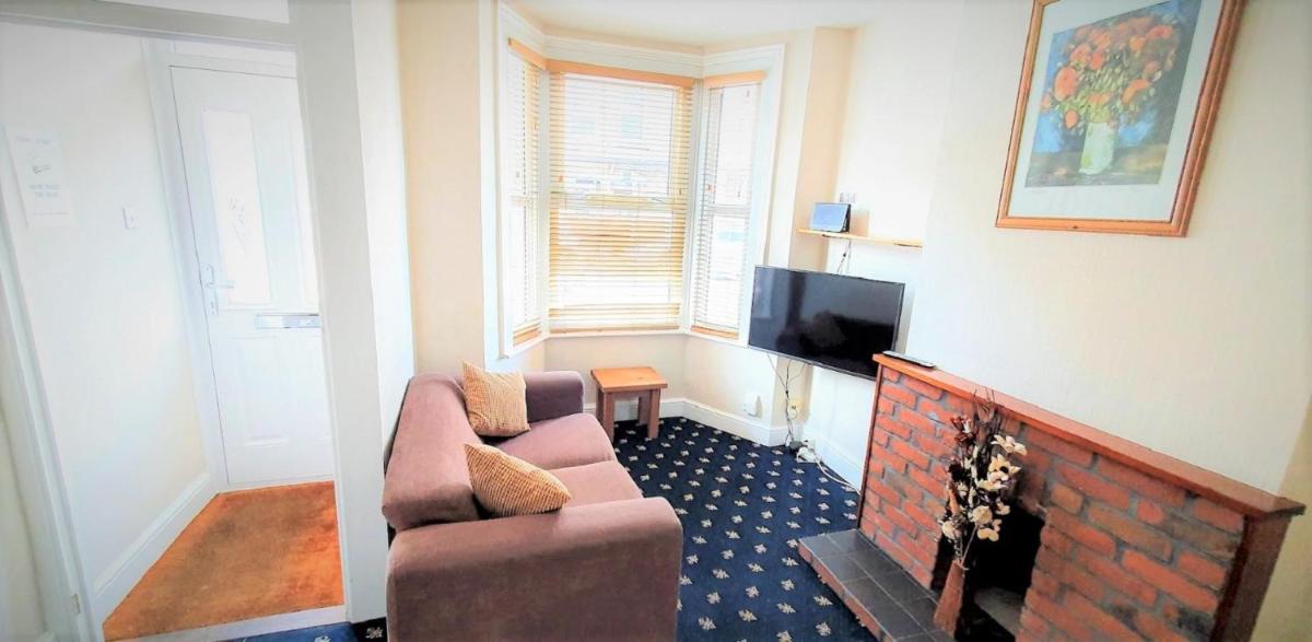 Comfortable Victorian 3 bedroom semi-detached house with fast Wi-Fi - Housity