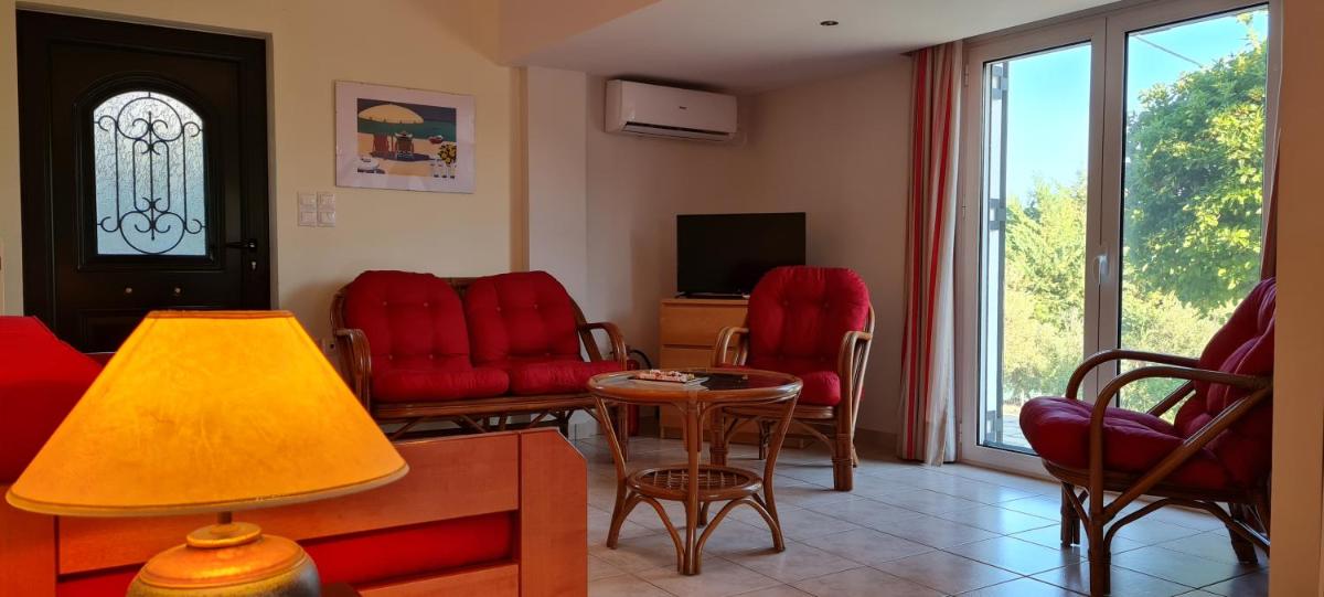 Suitetrails - Comfy house with private garden & view, near Kyparissia Castle