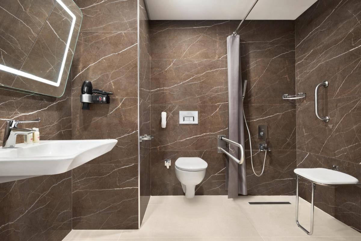 Ramada by Wyndham Izmir Aliaga - Housity