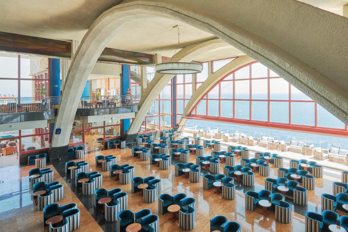 Habitación grande con sillas azules en un edificio en Gloria Palace Amadores Thalasso & Hotel, en Puerto Rico de Gran Canaria 96 fotos más