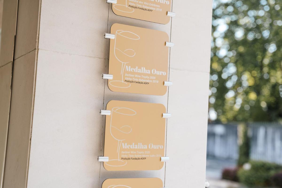 Um certificado, prémio, placa ou documento mostrado em Conimbriga Hotel do Paço
