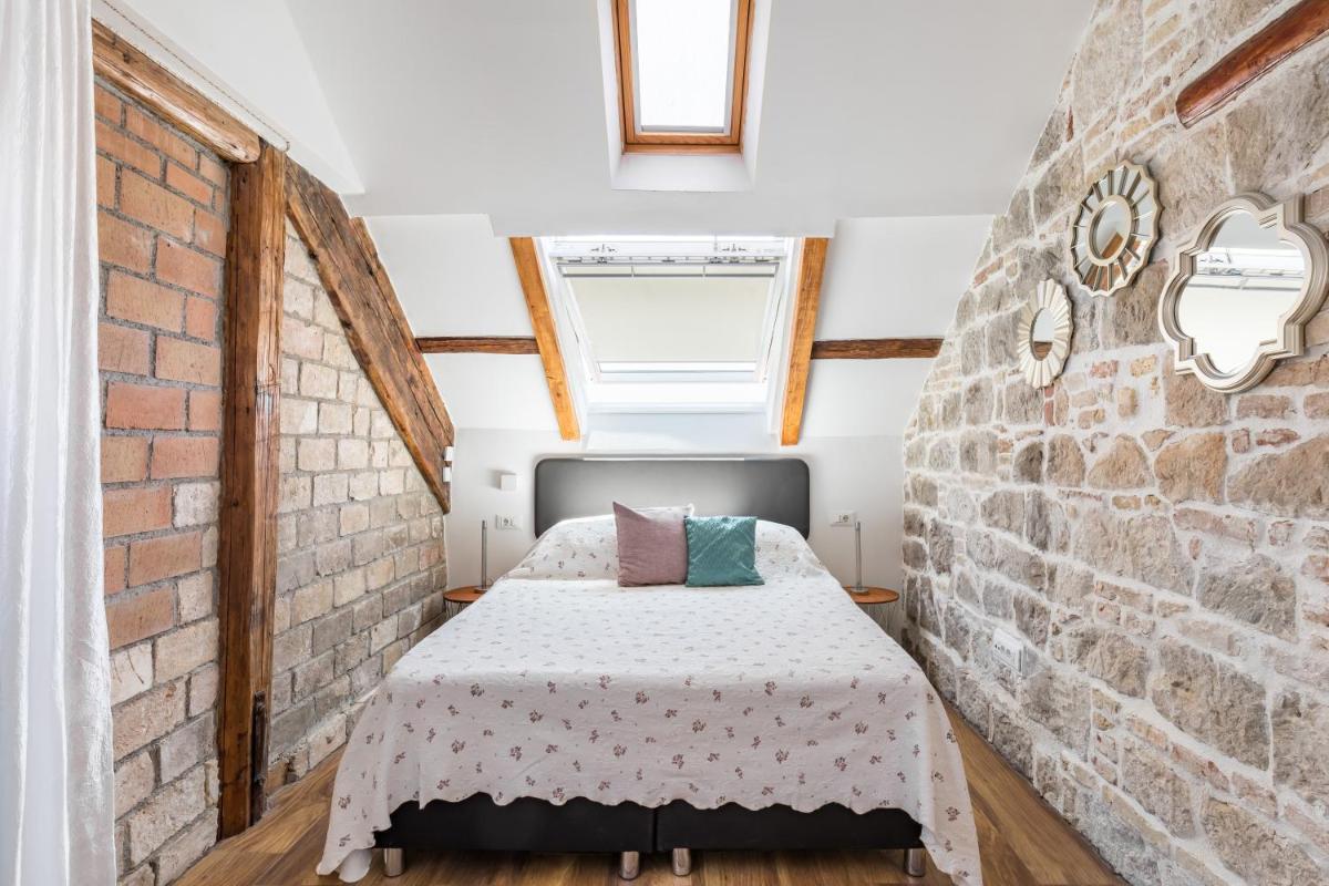 Petrova Attic - Housity