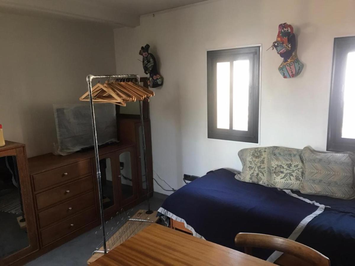 Pieza con cocina y terraza privada en casa de artista, casi un departamento para vos! - Housity