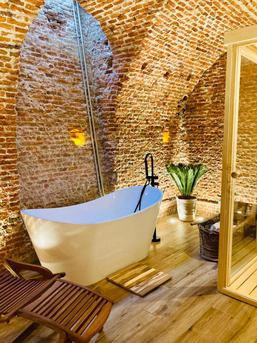LUXURY, PRIVATE WELLNESS IN PRADO MUSEUM NEW AUG21 - Housity